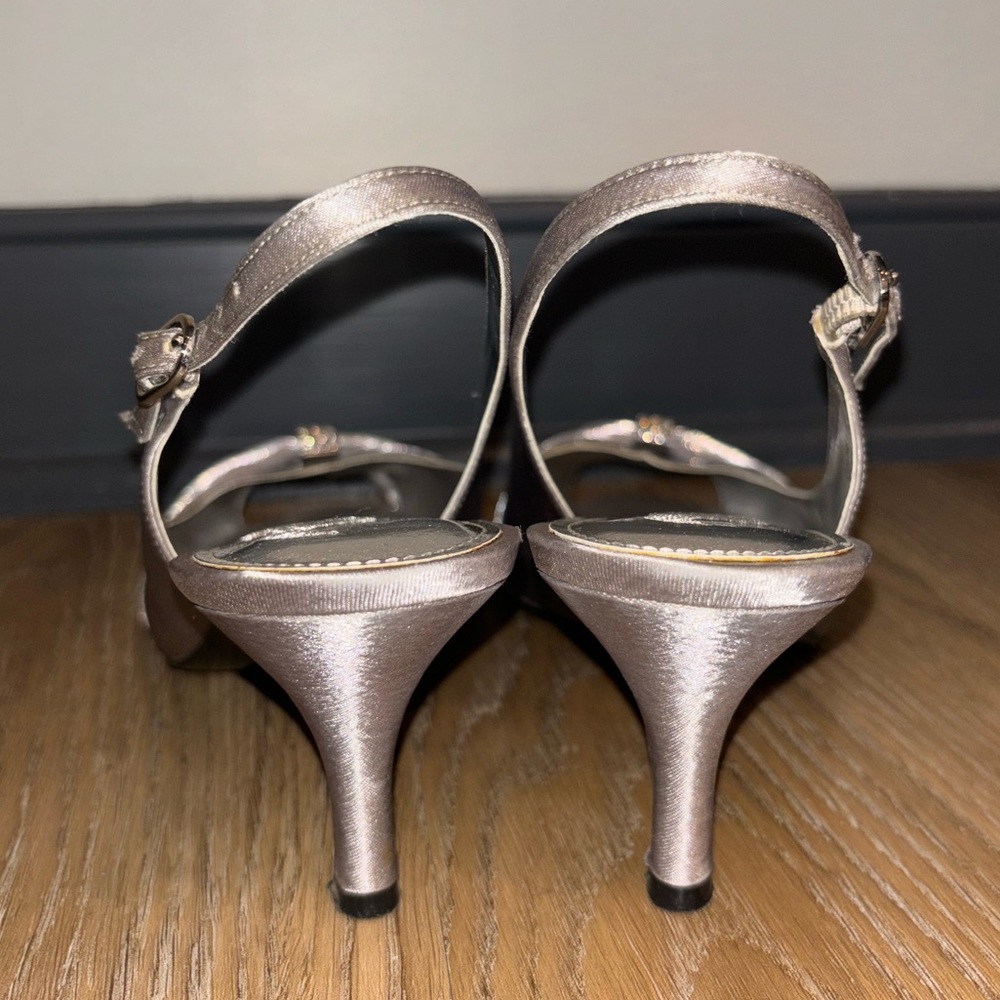 Silver Heels - Picture 5 of 5